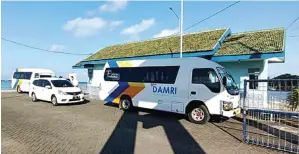  ?? MUHAMMAD FAIZ FOR JAWA POS ?? BERHENTI: Dua bus DAMRI terlihat parkir di pelabuhan karena tidak beroperasi selama PPKM darurat.