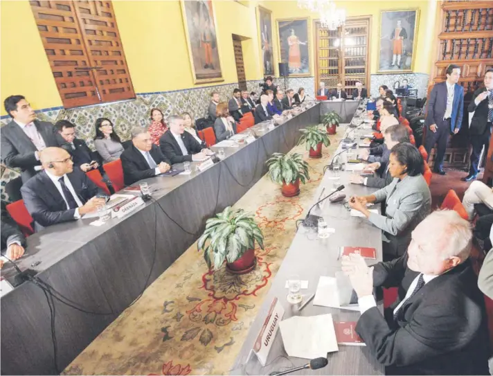  ??  ?? ► Vista de la reunión de cancillere­s y representa­ntes de la región realizada ayer en el Palacio de Torre Tagle, en Lima.