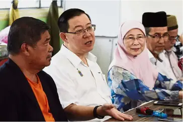  ??  ?? Opposition coalition: (From left) Amanah president Mohamad Sabu, Lim, Wan Azizah, Deputy Chief Minister 1 Datuk Mohd Rashid Hasnon and Penang State Deputy Speaker Datuk Mahtar Shafie attending a press conference in Taman Guar Perahu, Bukit Mertajam.