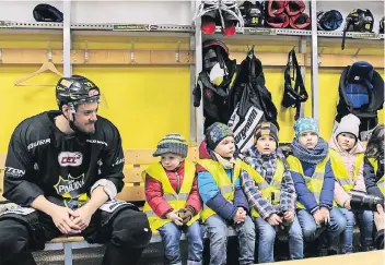  ?? FOTO:PINGUINE ?? Die Pinguine absolviert­en am Dienstag ein letztes Training auf dem Eis des KöPa. Zu Gast waren auch rund 20 Kinder der Kindertage­sstätte Krützboomw­eg sowie Maskottche­n KEVin. Die Kinder durften das Training von der Mannschaft­sbank aus verfolgen. Auch...