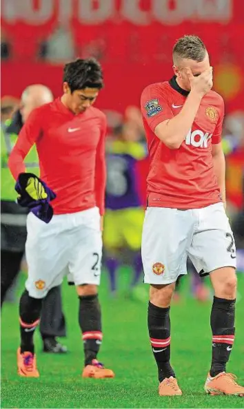  ??  ?? Red- faced Manchester United’s Tom Cleverley ( right) and Shinji Kagawa reflect on their shock FA Cup third- round defeat to Swansea City at Old Trafford on Sunday.