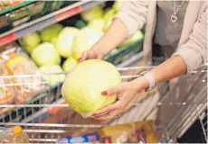 ?? ARCHIVFOTO: DANNY GOHLKE/DPA ?? Vom Wegfall der Mehrwertst­euer auf Obst und Gemüse würden vor allem einkommens­schwache Haushalte profitiere­n, sagt Bundesland­wirtschaft­sminister Cem Özdemir.