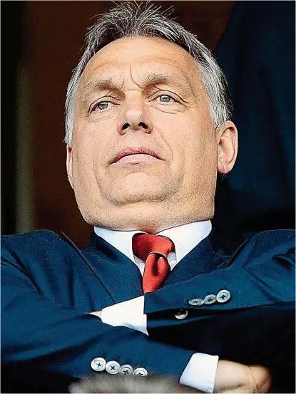  ??  ?? Ungarns Herrscher, wie wir ihn seit Jahren kennen. Aber vor der Wahl am Sonntag hat es den Anschein, dass Orbán den Zenit seiner Herrschaft schon überschrit­ten hat.