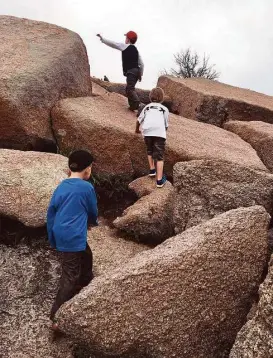  ?? Mauri Elbel photos / Austin American-Statesman ?? Kids are rewarded with an aerial view after hiking Enchanted Rock.