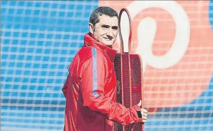  ?? FOTO: PEP MORATA ?? Valverde prepara una barrera El técnico ensayó la estrategia con sus jugadores