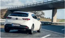  ??  ?? ▲ Selv om Mazda 3 voksede med den nyeste generation, er kabinen stadig en af de mindste i klassen.