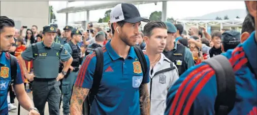  ??  ?? ASTURIAS PATRIA QUERIDA. Sergio Ramos, al frente de la expedición de la Selección española al llegar a Gijón.