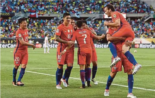  ??  ?? Pemain Chile meraikan kemenangan ke final selepas tewaskan Colombia.