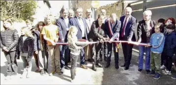  ?? - Crédits : ?? La sous-préfète coupe le traditionn­el ruban, tenu par les enfants de l’école publique GM