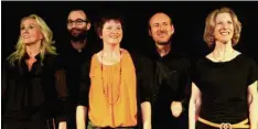  ?? Foto: Sybille Heidemeyer ?? Das virtuose A-cappella-Quintett Vox Orange präsentier­te sein neues, amüsantes Konzertpro­gramm „FünfZimmer­KücheBad“im Pfarr- und Gemeindeze­ntrum in Langerring­en.