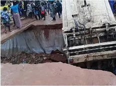  ??  ?? EDIÇÕES NOVEMBRO Momento em que a ponte desabou devido ao peso do camião