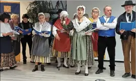  ?? (Photo A. B.) ?? Reine Oberti dirige les chants traditionn­els lors de la remise des prix du concours des crèches provençale­s.