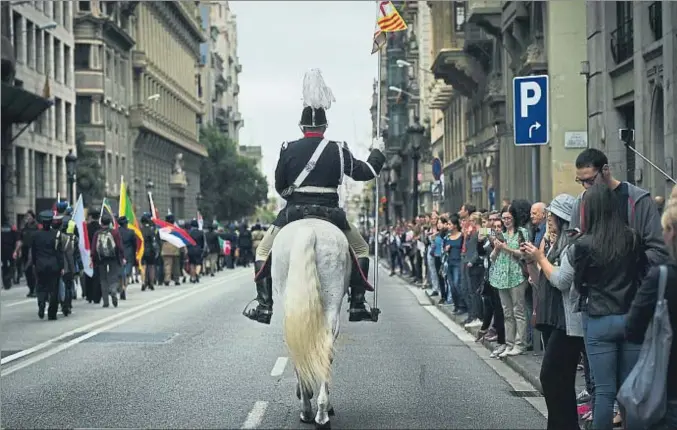  ?? LAURA GUERRERO ?? Presencia imponente. Un agente de la Guardia Urbana desfila por la Via Laietana el pasado octubre, con motivo de un congreso de mujeres policías en Barcelona