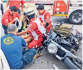  ?? ESPECIAL ?? RIESGO. Los elementos de la Cruz Roja atienden cada vez más accidentes que involucran a motociclis­tas.