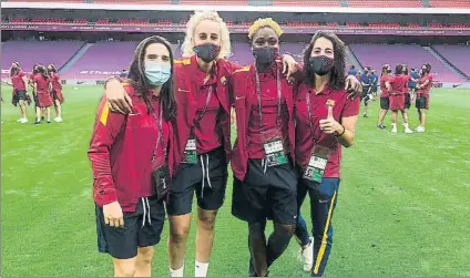  ?? FOTO: FCB ?? Las jugadoras del FC Barcelona pisaron el césped de San Mamés justo al llegar a tierras vascas donde esperan estar hasta la final