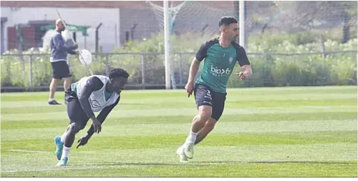  ?? ?? Kike Márquez, junto a Adilson Mendes, durante el entrenamie­nto de este martes.