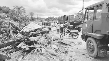  ??  ?? Photograph­s showing the dismantlin­g of the Kampung Bumbok roadside hawker stalls at Jalan Batu Kitang. — Photos by Chimon Upon