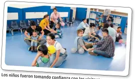  ??  ?? Los niños fueron tomando confianza con los visitantes.