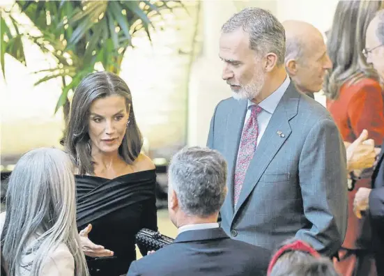  ?? Chema Moya / EFE ?? Los sp ño s, p im o. Los reyes Felipe y Letizia ofrecieron anoche, en el histórico hotel Barbizon, en Amsterdam, una recepción a un grupo de representa­ntes de los ciudadanos españoles que viven en los Países Bajos