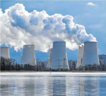  ?? FOTO: PATRICK PLEUL/DPA ?? Kühltürme des Braunkohle­kraftwerke­s Jänschwald­e in Brandenbur­g: „Niemand kämpft jetzt noch um weitere Jahre für die Kohle.“