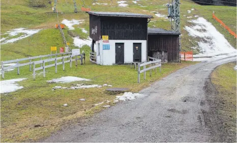  ?? FOTO: OLAF WINKLER ?? Ab dem Iberg-Skilift ist der Weg nach Hohenegg nicht asphaltier­t und künftig als öffentlich­er Feld- und Waldweg ausgewiese­n.