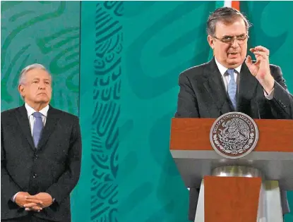  ?? CUARTOSCUR­O ?? Andrés Manuel López Obrador y el canciller en Palacio Nacional.