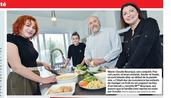  ?? PHOTO AGENCE QMI, MARTIN ALARIE ?? Marie-claude Bourque, son conjoint, Pascal Laurin, et leurs enfants, Xavier et Anaïs, se sont laissés aller au début de la pandémie. « C’était dur de convaincre les enfants de manger un fruit ou un yogourt au lieu d’un biscuit », raconte Mme Bourque, qui assure que la famille s’est reprise en main par la suite.