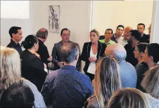  ?? (Photo DR) ?? La députée LREM de la deuxième circonscri­ption Cécile Muschotti, inaugurait jeudi soir sa permanence à Toulon, en rendant hommage aux marcheurs qui l’ont accompagné­e durant la campagne électorale.