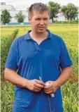  ??  ?? Der Landwirt Stephan Körner steckt viel Arbeit in sein Getreide.