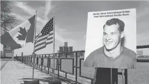  ?? DAVE CHIDLEY / THE CANADIAN PRESS FILES ?? A photo of hockey great Gordie Howe was unveiled at the announceme­nt that the new Windsor-detroit bridge will be named the Gordie Howe Internatio­nal Bridge.