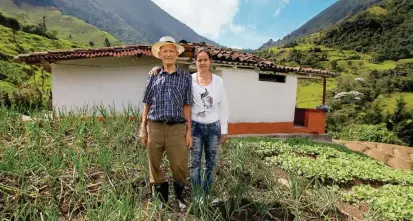  ?? FOTO ?? En la casa que vio crecer su familia, Gilberto Celis pasa sus días entre cultivos de cebolla y otras hortalizas. Su hija Lucy, lo acompaña cada vez que puede.