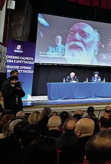  ?? ?? L’assemblea Sotto, il teatro Sannazaro ieri mattina gremito di operatori dello spettacolo e della cultura A sinistra, il leader M5S Giuseppe Conte