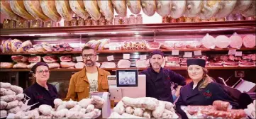  ?? (Photo Clément Tiberghien) ?? A Gusti Italiani, on peut déjà commander pasta, charcuteri­e e tutti quanti. Mais Antonio Ballone crée aussi un réseau avec d’autres commerces cannois de qualité, pour livrer gratuiteme­nt des paniers complets.