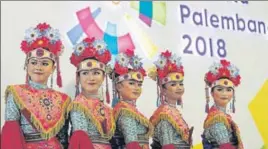  ?? REUTERS ?? Girls in traditiona­l costume welcome Asian Games athletes in Jakarta, Indonesia.