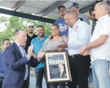 ?? ?? Juan Núñez se apresta entregar una placa de reconocimi­ento al periodista Franklin Mirabal.
