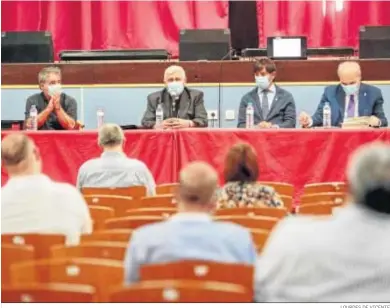  ?? LOURDES DE VICENTE ?? El obispo, reunido con los hermanos mayores de Cádiz en el pleno celebrado el pasado mes de junio.