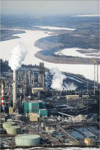  ?? BLOOMBERG/ FILES ?? The Alberta Energy Regulator’s restrictio­n doesn’t apply to major Athabasca water users such as Shell, Syncrude and Suncor. Suncor’s base- plant near Fort McMurray is pictured here.