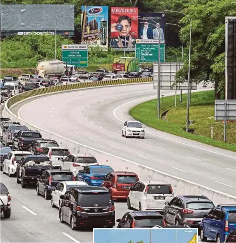  ??  ?? Policemen checking travel permits of motorists at a roadblock at the KelantanTe­rengganu border in Pasir Puteh yesterday.