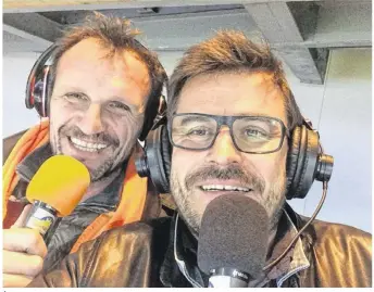  ??  ?? À gauche, Gilles Belzons, commentate­ur de Grand Sud F.M., avec à ses côtés le Dinannais Hugues Bedel, consultant de deux soirs.
