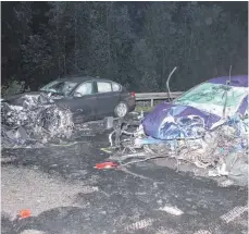  ?? FOTO: FEUERWEHR BIBERACH ?? Am Abend kollidiert­e ein Auto frontal mit einem Motorrad, ein weiteres Auto wurde von Trümmern getroffen.