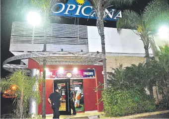  ??  ?? Efectivos policiales llegan hasta el casino, tras la denuncia realizada por los empleados.