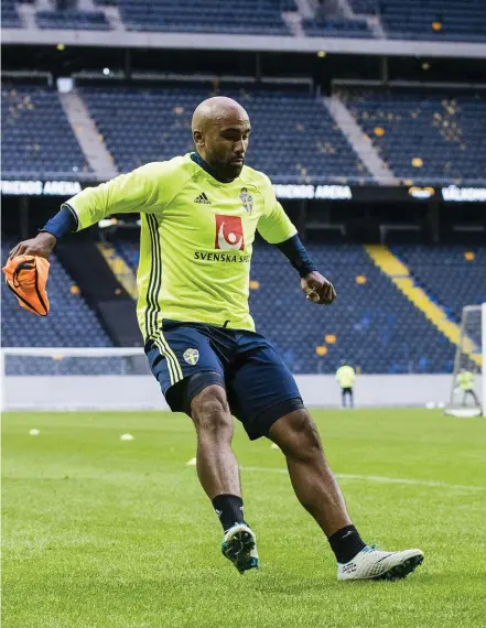  ??  ?? Samuel Armenteros är en av spelarna som hoppas få chansen när Janne Andersson byter ut stora delar