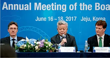  ??  ?? Le 17 juin 2017, le président de l’AIIB, Jin Liqun, présente des travaux de la deuxième session annuelle du Conseil de l’AIIB.