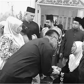  ??  ?? Jahar (left) offers his condolence­s to Adenan’s widow Datin Patinggi Datuk Amar Jamilah Anu after paying his last respects to the late Adenan at their residence in Santubong yesterday.