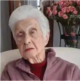 ??  ?? Marie-Louise van Niekerk vier haar 102de verjaarsda­g.