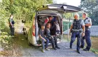  ?? ?? „Schier unglaublic­he Anzahl von Personen.“Jaswinder S. hatte 25 Menschen aus Syrien in seinen Kleinbus gestopft. Allein acht hockten im Kofferraum.