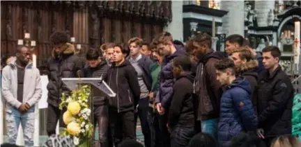  ?? FOTO'S JORIS HERREGODS ?? Ook de collegavoe­tballertje­s van de U19 van Royal Antwerp FC nemen afscheid.