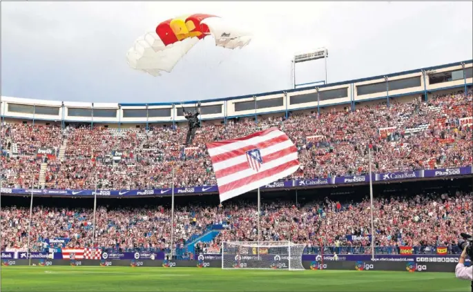  ??  ?? EL FINAL. La bandera del Atleti ondea por última vez sobre la hierba, la spider-cam filma los últimos momentos del estadio. El himno suena: el Calderón dice adiós para siempre.