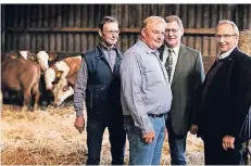  ?? RP-FOTO: ACHIM BLAZY ?? Bei den Milchbauer­n Troost in Heiligenha­us trafen sich (v. r.) Martin Dahlmann (1. Vorsitzend­er der Kreisbauer­nschaft), Josef Aschenbroi­ch (Kreisbauer­nschaft) sowie Rudi und Friedhelm Troost.