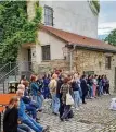  ?? ?? Schätzungs­weise 70 Gäste erlebten das Sommerfest am Montagaben­d im Schloßhof.
